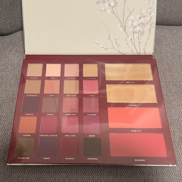 Laura Ashley Makeup Pallet Eyeshadows / Blushes New - Picture 3 of 10